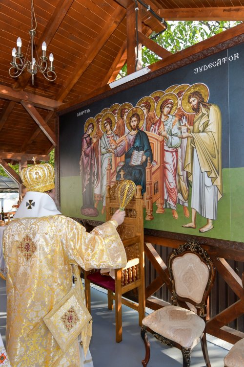 Patriarhul României a sfințit catapeteasma ctitoriei boierești din Popești-Leordeni Poza 272521