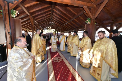 Patriarhul României a sfințit catapeteasma ctitoriei boierești din Popești-Leordeni Poza 272523