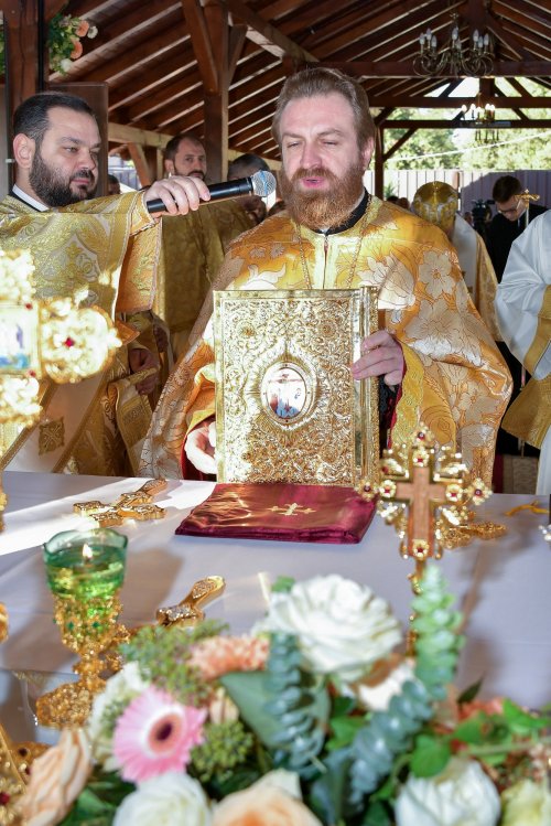Patriarhul României a sfințit catapeteasma ctitoriei boierești din Popești-Leordeni Poza 272525