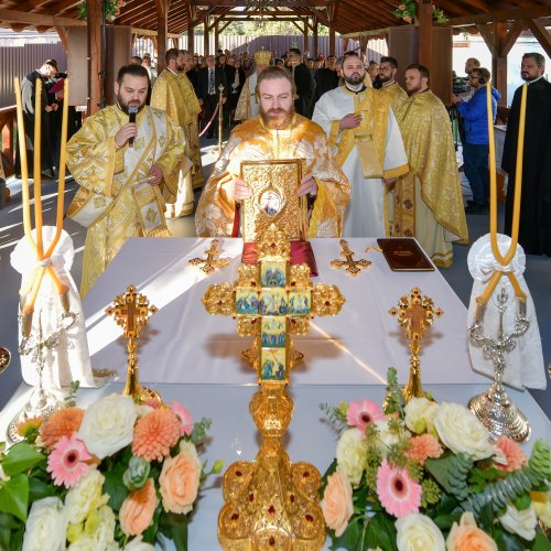 Patriarhul României a sfințit catapeteasma ctitoriei boierești din Popești-Leordeni Poza 272526