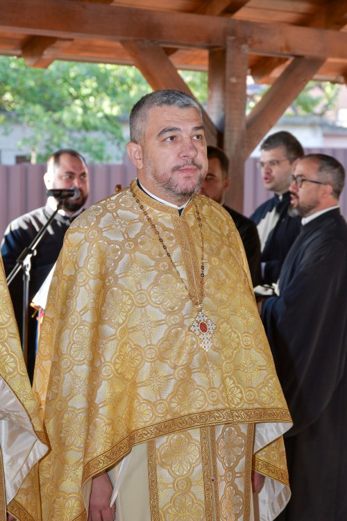 Patriarhul României a sfințit catapeteasma ctitoriei boierești din Popești-Leordeni Poza 272528