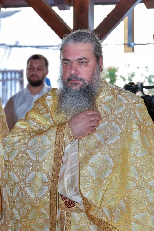 Patriarhul României a sfințit catapeteasma ctitoriei boierești din Popești-Leordeni Poza 272531