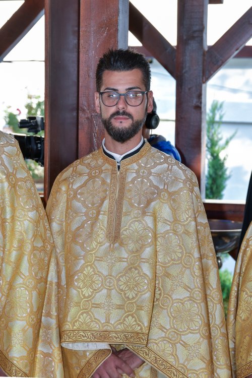 Patriarhul României a sfințit catapeteasma ctitoriei boierești din Popești-Leordeni Poza 272532