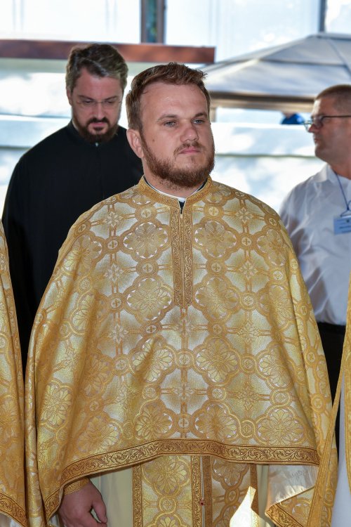 Patriarhul României a sfințit catapeteasma ctitoriei boierești din Popești-Leordeni Poza 272533
