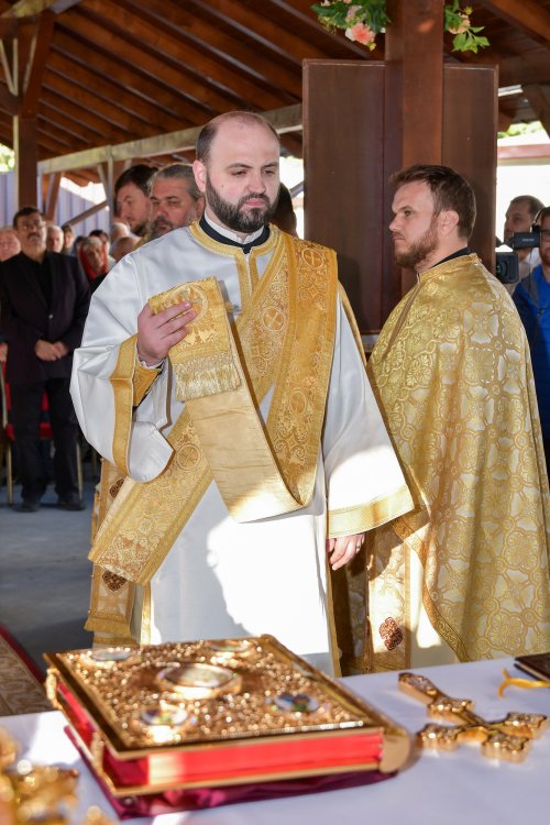 Patriarhul României a sfințit catapeteasma ctitoriei boierești din Popești-Leordeni Poza 272534
