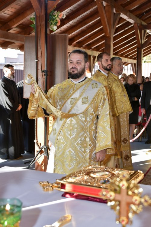 Patriarhul României a sfințit catapeteasma ctitoriei boierești din Popești-Leordeni Poza 272535