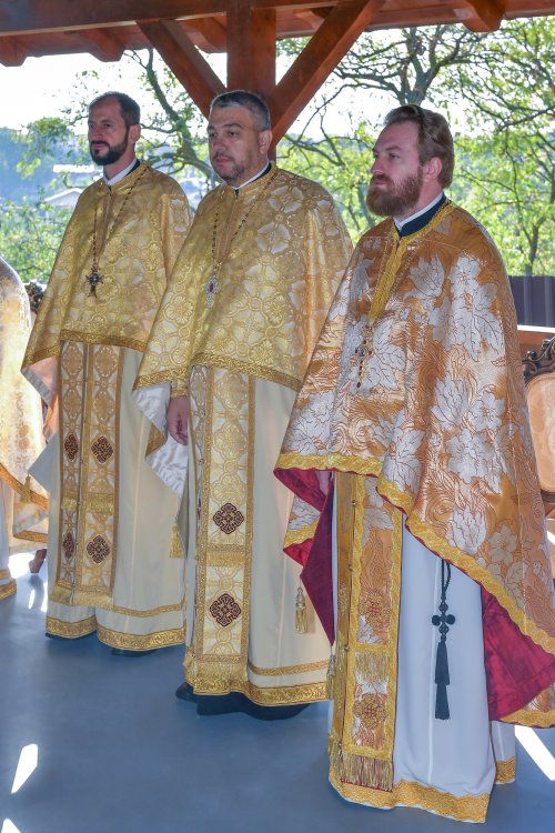 Patriarhul României a sfințit catapeteasma ctitoriei boierești din Popești-Leordeni Poza 272536