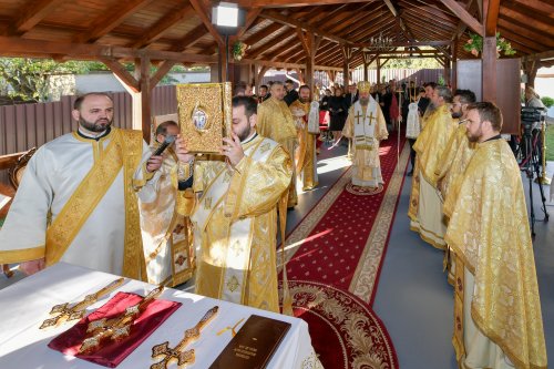 Patriarhul României a sfințit catapeteasma ctitoriei boierești din Popești-Leordeni Poza 272538