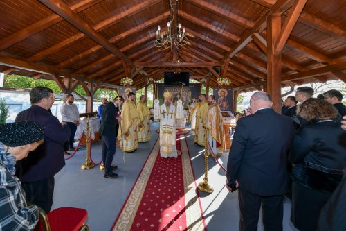 Patriarhul României a sfințit catapeteasma ctitoriei boierești din Popești-Leordeni Poza 272539