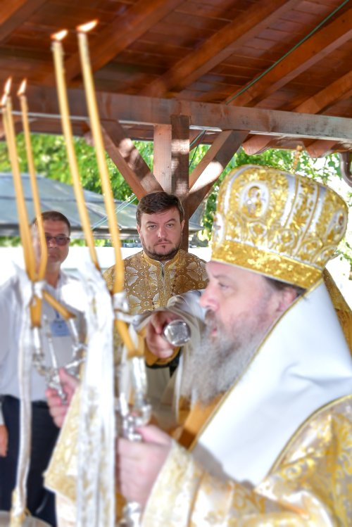 Patriarhul României a sfințit catapeteasma ctitoriei boierești din Popești-Leordeni Poza 272543