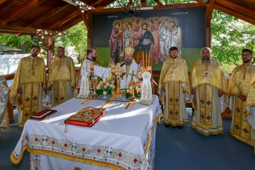 Patriarhul României a sfințit catapeteasma ctitoriei boierești din Popești-Leordeni Poza 272544