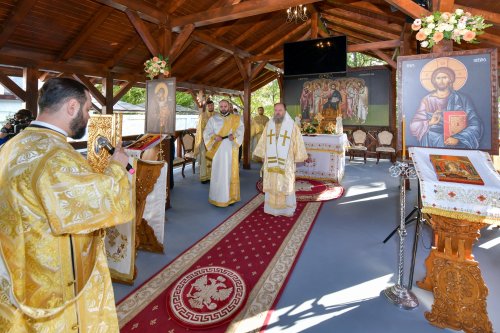 Patriarhul României a sfințit catapeteasma ctitoriei boierești din Popești-Leordeni Poza 272545