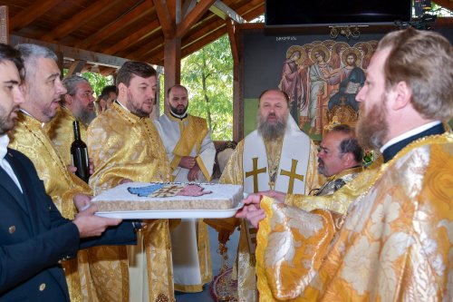 Patriarhul României a sfințit catapeteasma ctitoriei boierești din Popești-Leordeni Poza 272546
