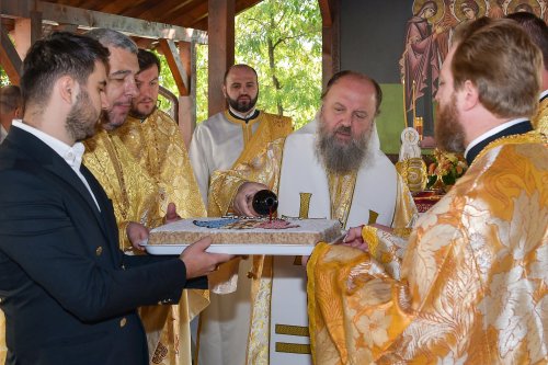 Patriarhul României a sfințit catapeteasma ctitoriei boierești din Popești-Leordeni Poza 272547