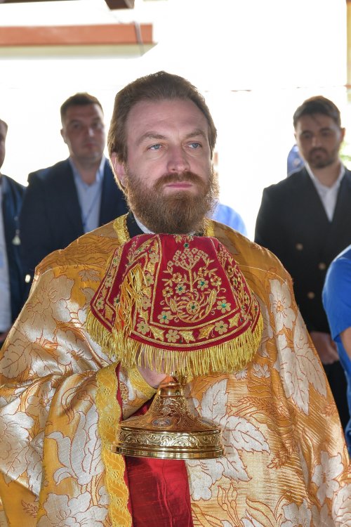 Patriarhul României a sfințit catapeteasma ctitoriei boierești din Popești-Leordeni Poza 272548