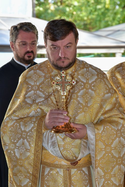 Patriarhul României a sfințit catapeteasma ctitoriei boierești din Popești-Leordeni Poza 272549