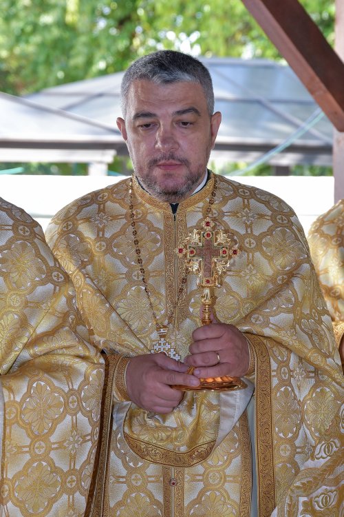 Patriarhul României a sfințit catapeteasma ctitoriei boierești din Popești-Leordeni Poza 272550