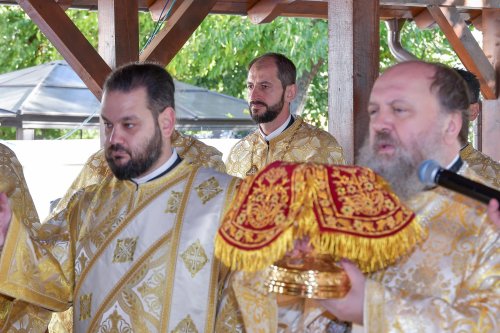 Patriarhul României a sfințit catapeteasma ctitoriei boierești din Popești-Leordeni Poza 272551
