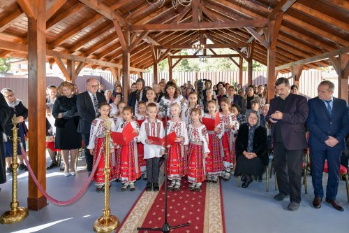 Patriarhul României a sfințit catapeteasma ctitoriei boierești din Popești-Leordeni Poza 272552