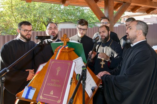 Patriarhul României a sfințit catapeteasma ctitoriei boierești din Popești-Leordeni Poza 272556