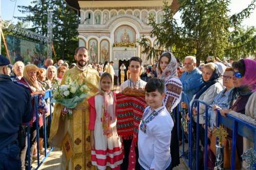 Patriarhul României a sfințit catapeteasma ctitoriei boierești din Popești-Leordeni Poza 272558