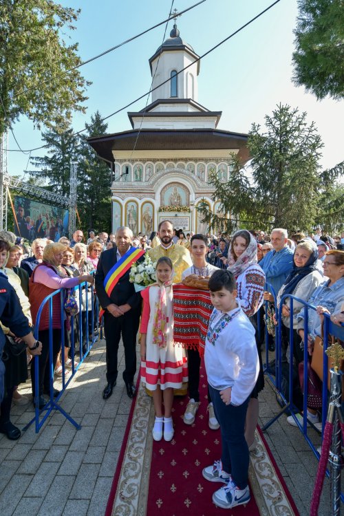 Patriarhul României a sfințit catapeteasma ctitoriei boierești din Popești-Leordeni Poza 272559