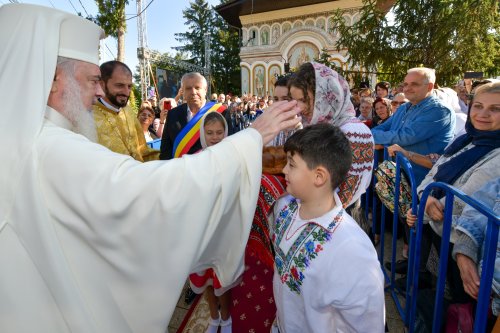 Patriarhul României a sfințit catapeteasma ctitoriei boierești din Popești-Leordeni Poza 272560