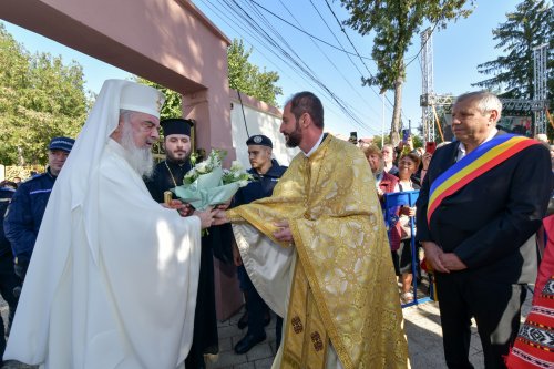 Patriarhul României a sfințit catapeteasma ctitoriei boierești din Popești-Leordeni Poza 272561