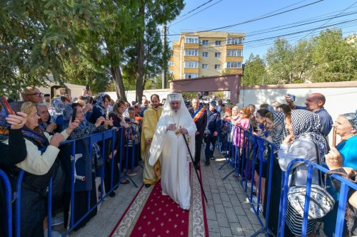 Patriarhul României a sfințit catapeteasma ctitoriei boierești din Popești-Leordeni Poza 272562