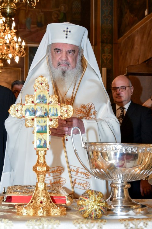 Patriarhul României a sfințit catapeteasma ctitoriei boierești din Popești-Leordeni Poza 272565