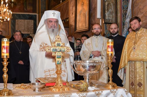 Patriarhul României a sfințit catapeteasma ctitoriei boierești din Popești-Leordeni Poza 272566