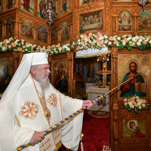 Patriarhul României a sfințit catapeteasma ctitoriei boierești din Popești-Leordeni Poza 272567