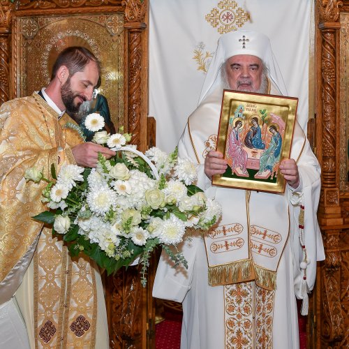 Patriarhul României a sfințit catapeteasma ctitoriei boierești din Popești-Leordeni Poza 272568