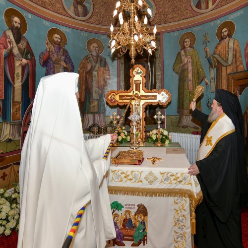 Patriarhul României a sfințit catapeteasma ctitoriei boierești din Popești-Leordeni Poza 272570
