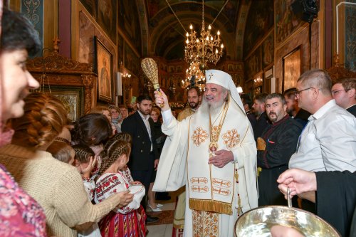 Patriarhul României a sfințit catapeteasma ctitoriei boierești din Popești-Leordeni Poza 272577