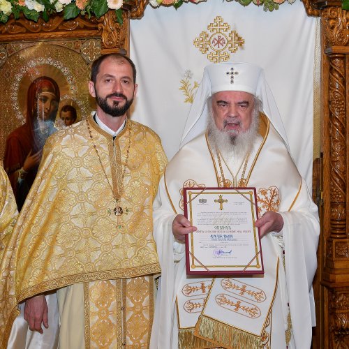 Patriarhul României a sfințit catapeteasma ctitoriei boierești din Popești-Leordeni Poza 272582