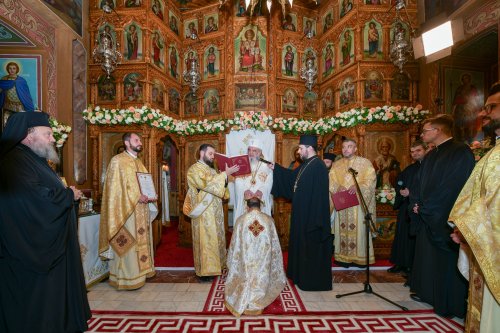 Patriarhul României a sfințit catapeteasma ctitoriei boierești din Popești-Leordeni Poza 272583