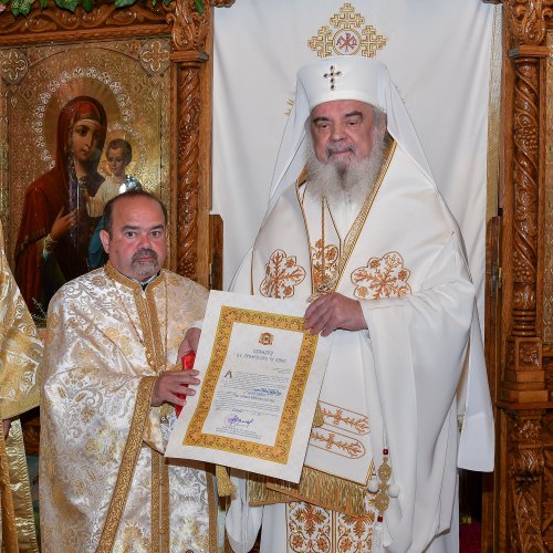 Patriarhul României a sfințit catapeteasma ctitoriei boierești din Popești-Leordeni Poza 272584