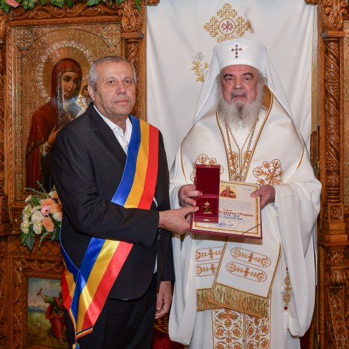 Patriarhul României a sfințit catapeteasma ctitoriei boierești din Popești-Leordeni Poza 272585