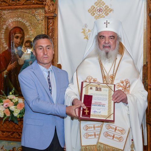 Patriarhul României a sfințit catapeteasma ctitoriei boierești din Popești-Leordeni Poza 272586