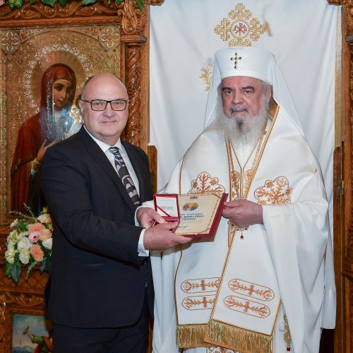 Patriarhul României a sfințit catapeteasma ctitoriei boierești din Popești-Leordeni Poza 272590