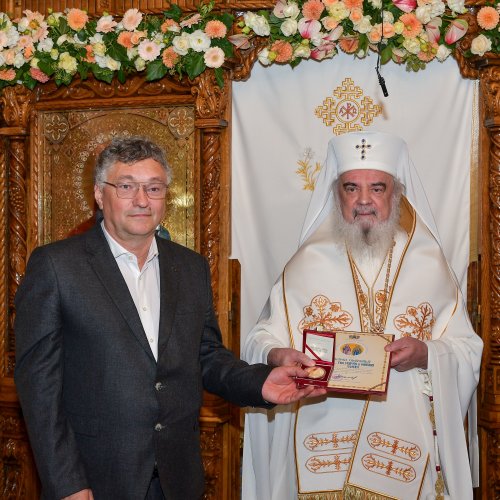 Patriarhul României a sfințit catapeteasma ctitoriei boierești din Popești-Leordeni Poza 272591