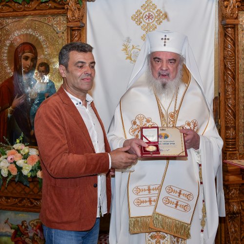Patriarhul României a sfințit catapeteasma ctitoriei boierești din Popești-Leordeni Poza 272592