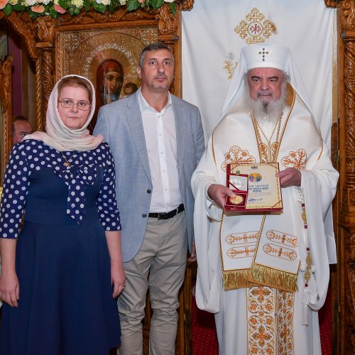 Patriarhul României a sfințit catapeteasma ctitoriei boierești din Popești-Leordeni Poza 272594