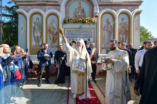 Patriarhul României a sfințit catapeteasma ctitoriei boierești din Popești-Leordeni Poza 272599
