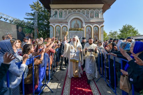 Patriarhul României a sfințit catapeteasma ctitoriei boierești din Popești-Leordeni Poza 272600