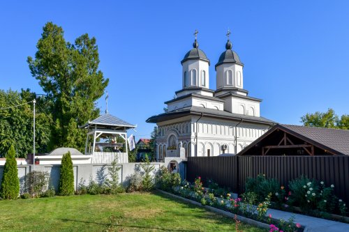 Patriarhul României a sfințit catapeteasma ctitoriei boierești din Popești-Leordeni Poza 272602