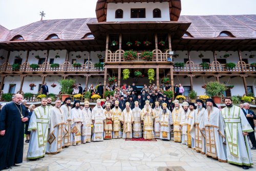 Mănăstirea Sihăstria Râșcăi înveșmântată în lumină și har Poza 272664