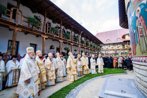 Mănăstirea Sihăstria Râșcăi înveșmântată în lumină și har Poza 272667