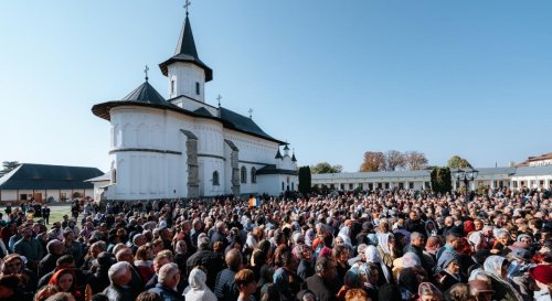 Slujire arhierească la hramul Catedralei Arhiepiscopale din Roman Poza 272618